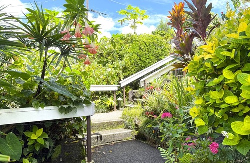 Paukaa House | Oceanfront in Hilo Hale Kai Suites- Pele Suite - King Bed, Living Room, Bath