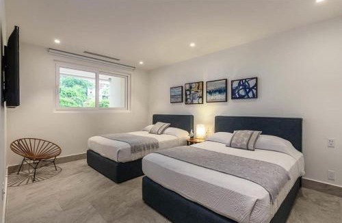 South Shore Hotel Area House | Oceanfront Indah Condo Sleeps 10 Sunsets