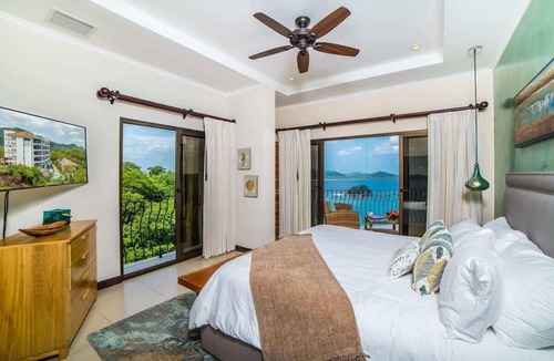Playa Flamingo Condo | Oceanfront Infinity Pool and Sunset Veranda