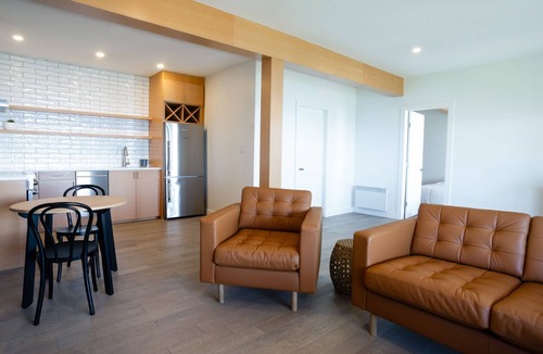 Juan de Fuca Electoral Area Condo | Oceanfront/king bed/French Beach, 3 acre secluded rain forest/rural/calm/serene