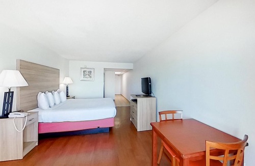 Myrtle Beach Hotel | Oceanfront King | Kitchen | Dog Friendly | Pools