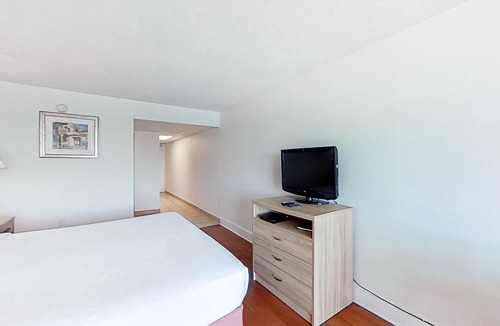 Myrtle Beach Hotel | Oceanfront King | Kitchen | Dog Friendly | Pools