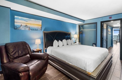 Myrtle Beach Hotel | Oceanfront King Suite: Free Breakfast 15th Floor