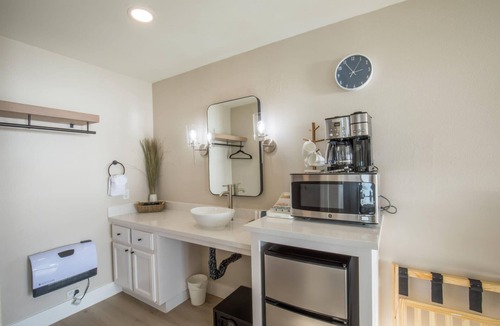 Shelter Cove House | Oceanfront King Suite | ADA | Jacuzzi | Rm 2