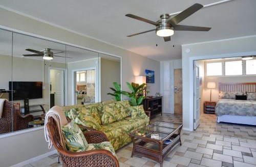 Honokowai House | Oceanfront Lahaina Condo w/Balcony & Pool Access!