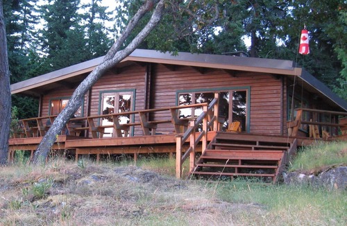 Beachcomber Cabin | Oceanfront log cabin with sweeping ocean, mountain and sunset vistas