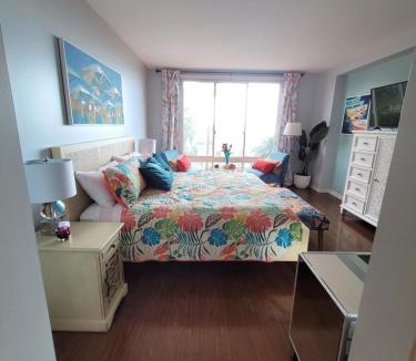 Alamitos Beach Apartment | Oceanfront lux condo