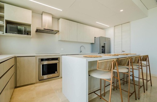 Porto Nao Apartment | Oceanfront Luxury with 3 Bedrooms Jacuzzi & balcony