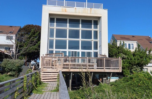 Dam Neck House | Oceanfront Miami Vice House - Sleeps 12 - Hot Tub - Croatan Beach
