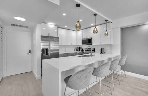 Hollywood South Central Beach Condo | Oceanfront Modern 2 BR Gem Renovated Beach Service + Free Parking