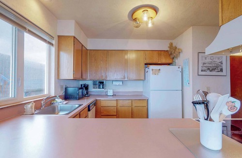 Newport Condo | Oceanfront Nye Beach condo with views of ocean and lighthouse - great location