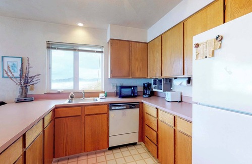 Newport Condo | Oceanfront Nye Beach condo with views of ocean and lighthouse - great location