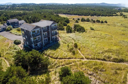 Long Beach Hotel | Oceanfront Oasis: Long Beach Retreat Near Discovery Trail! Pets Allowed, Pool.