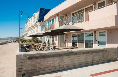 Mission Beach Apartment | Oceanfront Oasis: Step from Your Door to the Sand in San Diego