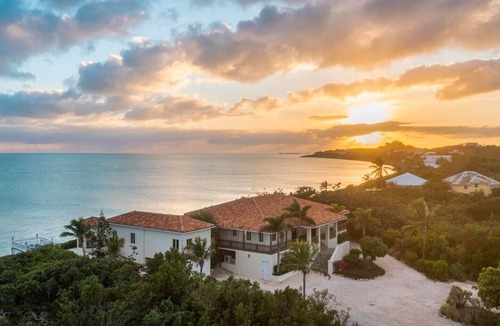 Venetian Road Settlement Villa | Oceanfront Paradise: 4-Bedroom Retreat in Turks and Caicos, Close to Attractions
