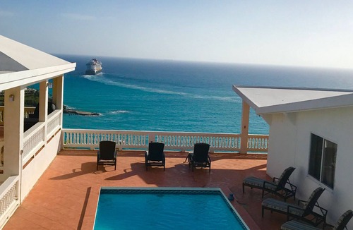 Estate Bakkero Villa | Oceanfront Paradise 5 bedroom Villa! South side close to Havensight and DownTown