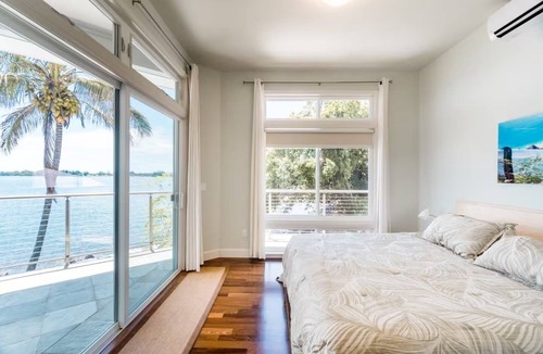 Hilo House | Oceanfront Paradise: Breathtaking 3bd/2ba with Panoramic Views of Hilo Bay