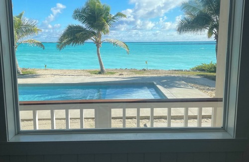 Jimmy Hill House | Oceanfront Paradise in Exuma: Pool, Kayaks & Stunning Views Await You!