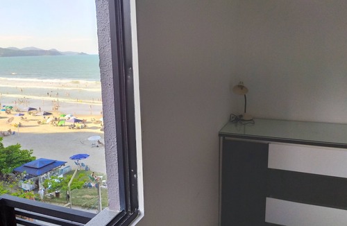 Andorinha Apartment | Oceanfront penthouse in Meia Praia, ideal for families.