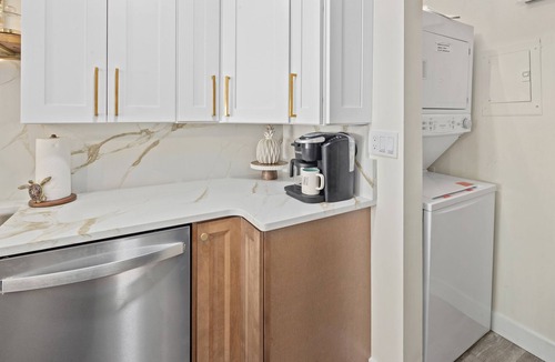 Sunnyside Condo | 🌴 Oceanfront Pinnacle Port Escape | Sleeps 8 | Last Week of July Available!