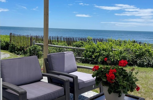 Matunuck Cottage | OCEANFRONT! Priv beach, VIEWS A/C WIFI,Streaming TV, Walkable, Relax, Memories!