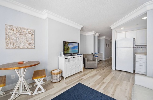 Ortona Park Condo | Oceanfront Private Balcony Overlooks Heated Pool