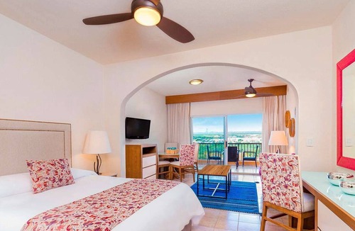 Los Cabos Resort | Oceanfront resort in world famous Cabo San Lucas, walking distance to the Marina