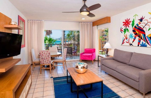 Los Cabos Resort | Oceanfront resort in world famous Cabo San Lucas, walking distance to the Marina