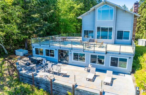 Longbranch House | Oceanfront Retreat, Mount Rainier, King bed, Games