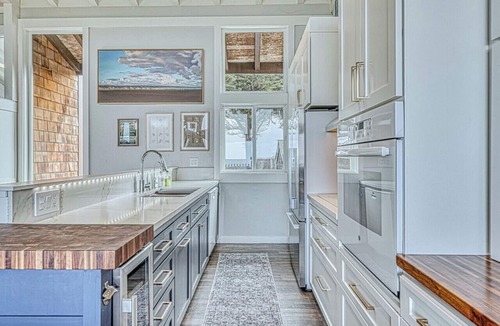 Castroville House | Oceanfront Retreat Private Hot Tub 3 King Suites + Loft Walk to Beach