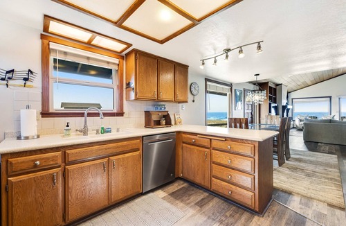Fort Bragg House | Oceanfront Sanctuary - Private Cove, Deck, Grill