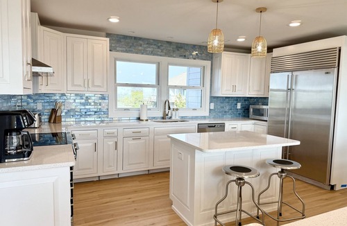 Duck House | 🏖️Oceanfront Sanderling! Hot tub on top deck! Game Room! Pets! Community Pool!