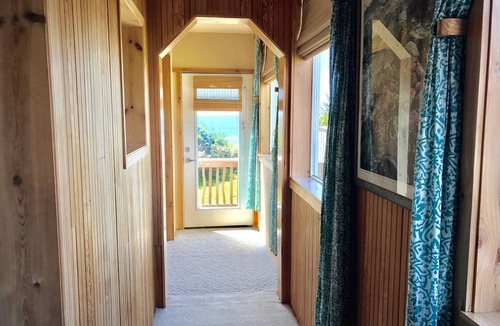 Newport Apartment | Oceanfront, Sauna, Large Oceanview Soaking Tub, dog friendly with yard