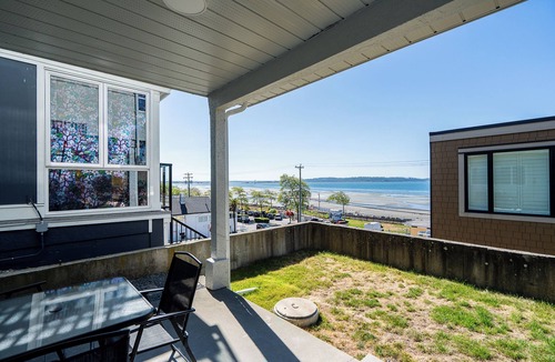 White Rock House | Oceanfront - Steps to Pier & Beach - Free Onsite Parking