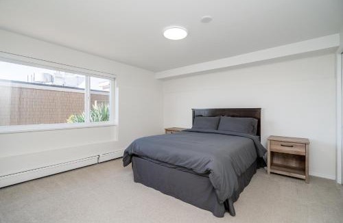 White Rock Apartment | Oceanfront - Steps to Pier & Beach - Free Onsite Parking