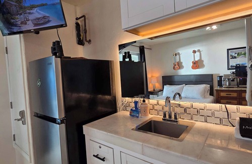 Kapoho Apartment | Oceanfront studio see whales and dolphins