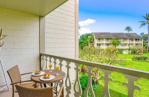 Wailua Apartment | Oceanfront studio w/ ocean view, & access to pool & hot tub - walk to the beach