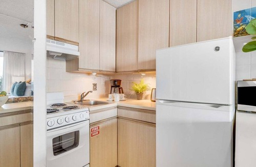 Kahana Condo | OceanFront Studio w Pool -Valley Isle 206