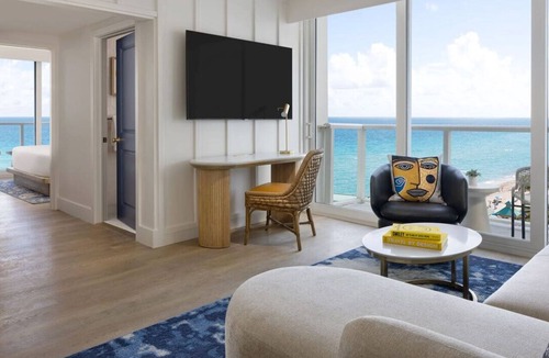 Sunny Isles Beach Resort | Oceanfront Suite at Resort