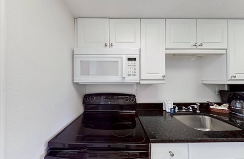 Myrtle Beach Hotel | Oceanfront Suite | Kitchen | Dog Friendly | Pools
