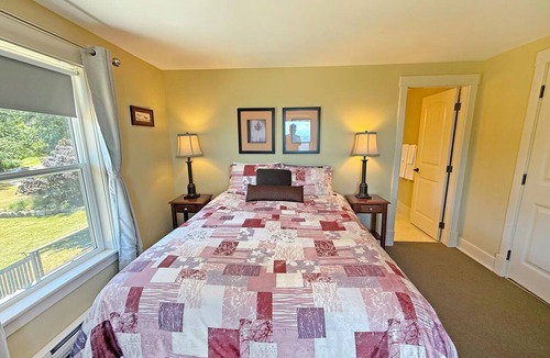 Regional District of Nanaimo Hotel | Oceanfront Suite with Relaxing Tub & Private Bath - Rm 2