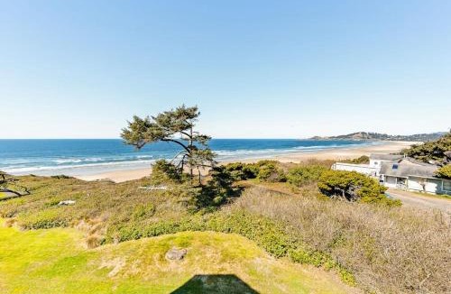 Newport House | Oceanfront top floor condo with stunning views gas fireplace and grill