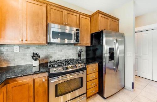 Newport House | Oceanfront top floor condo with stunning views gas fireplace and grill