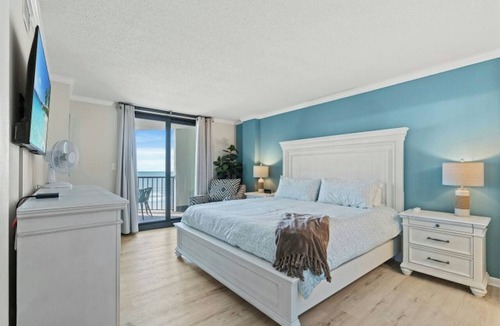 Crescent Beach Apartment | Oceanfront 3BR- Crescent Sands I5- Outdoor Pool