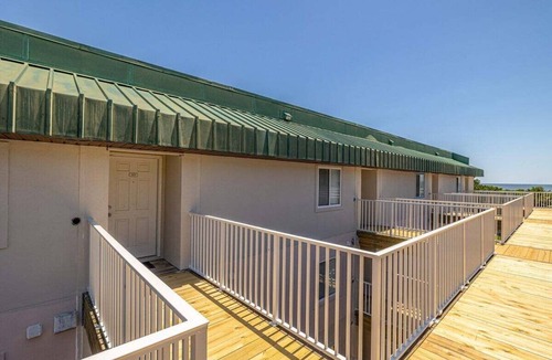 Saint Simons Island Condo | Oceanfront Condo with Balcony, Pool, Beach Access