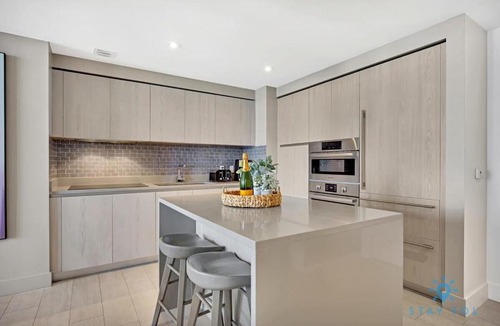 Hollywood South Central Beach Apartment | Oceanfront View - Balcony - Hot Tub - Gym