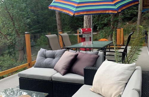 Galiano House | Oceanfront Views, Full Kitchen, Wi-Fi ~ Where the Forest Meets the Ocean