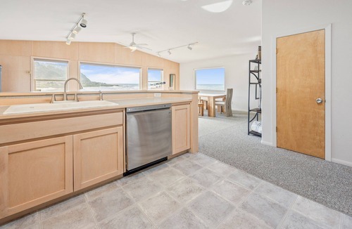 Yachats House | Oceanfront Views! Hot Tub! Walk to Everywhere in Yachats!