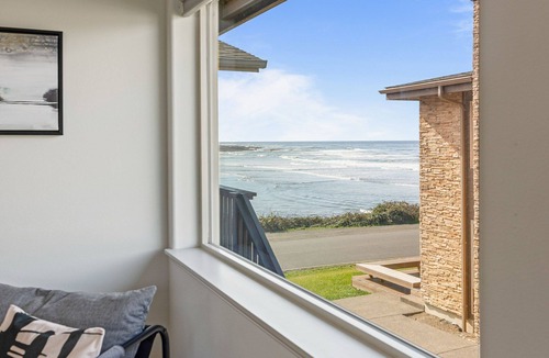 Yachats House | Oceanfront Views! Hot Tub! Walk to Everywhere in Yachats!