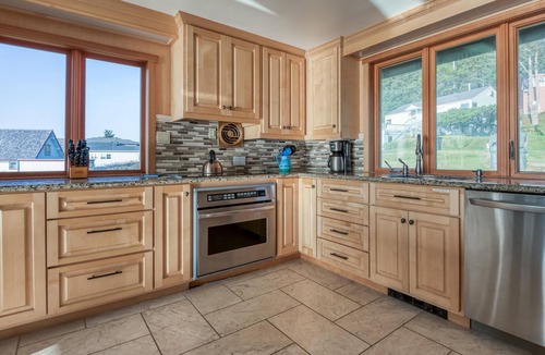 Depoe Bay House | Oceanfront Whale Watching Retreat